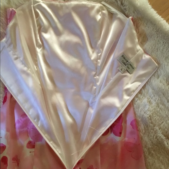 Vintage 2005 Hot Pink mermaid style strapless butterfly print gown with kickout - Picture 4 of 15